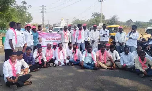 सड़कों की दुर्दशा को उजागर करने के लिए BRS नेताओं ने किया ‘रास्ता रोको’ प्रदर्शन सड़कों की दुर्दशा को उजागर करने के लिए BRS नेताओं ने किया ‘रास्ता रोको’ प्रदर्शन