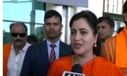 BJP के नवनीत राणा त्रिवेणी संगम पर पवित्र स्नान करने के लिए प्रयागराज पहुंचे BJP के नवनीत राणा त्रिवेणी संगम पर पवित्र स्नान करने के लिए प्रयागराज पहुंचे