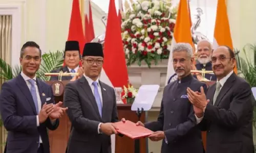 भारत, इंडोनेशिया ने पारंपरिक चिकित्सा में गुणवत्ता आश्वासन के लिए ऐतिहासिक समझौते पर हस्ताक्षर किए: आयुष मंत्री भारत, इंडोनेशिया ने पारंपरिक चिकित्सा में गुणवत्ता आश्वासन के लिए ऐतिहासिक समझौते पर हस्ताक्षर किए: आयुष मंत्री
