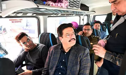 MC प्रमुख ने शहर में यातायात व्यवस्था को सुचारू बनाने के लिए अधिकारियों को बस में घुमाया