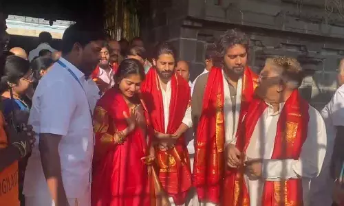 नागा चैतन्य-साई पल्लवी ने Thandel की सफलता के बाद तिरुपति मंदिर में आशीर्वाद लिया नागा चैतन्य-साई पल्लवी ने Thandel की सफलता के बाद तिरुपति मंदिर में आशीर्वाद लिया