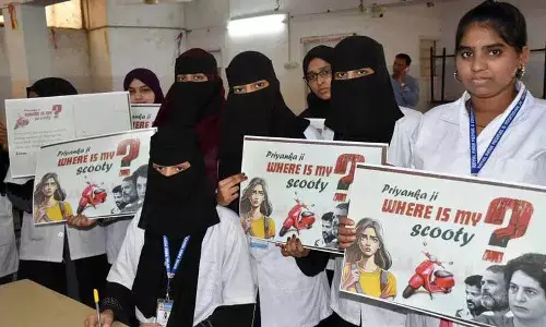 Telangana की छात्राओं ने प्रियंका गांधी से पूछा, मेरी स्कूटी कहां Telangana की छात्राओं ने प्रियंका गांधी से पूछा, मेरी स्कूटी कहां