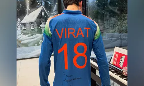 Virat Kohli ने केविन पीटरसन के बेटे को साइन की हुई जर्सी गिफ्ट की Virat Kohli ने केविन पीटरसन के बेटे को साइन की हुई जर्सी गिफ्ट की