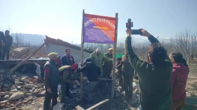 कश्मीर के कुलगाम में आतंकवादियों को पनाह देने के लिए इस्तेमाल किया क्षतिग्रस्त आवासीय घर जब्त कश्मीर के कुलगाम में आतंकवादियों को पनाह देने के लिए इस्तेमाल किया क्षतिग्रस्त आवासीय घर जब्त