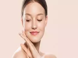 Banana Peel for Skin: केले के छिलके से बढ़ेगा चेहरे का निखार और निखरी त्वचा, जानें इस्तेमाल का सही तरीका Banana Peel for Skin: केले के छिलके से बढ़ेगा चेहरे का निखार और निखरी त्वचा, जानें इस्तेमाल का सही तरीका