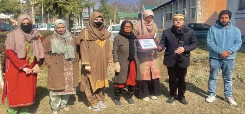 एनआईटी श्रीनगर संकाय ने डॉ. फातिमा जालिद को सम्मानित किया एनआईटी श्रीनगर संकाय ने डॉ. फातिमा जालिद को सम्मानित किया