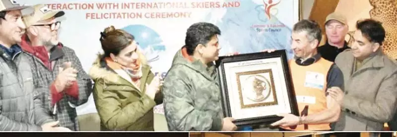 विदेशी स्कीयरों ने गुलमर्ग को विश्व स्तरीय शीतकालीन खेल स्थल बताया विदेशी स्कीयरों ने गुलमर्ग को विश्व स्तरीय शीतकालीन खेल स्थल बताया