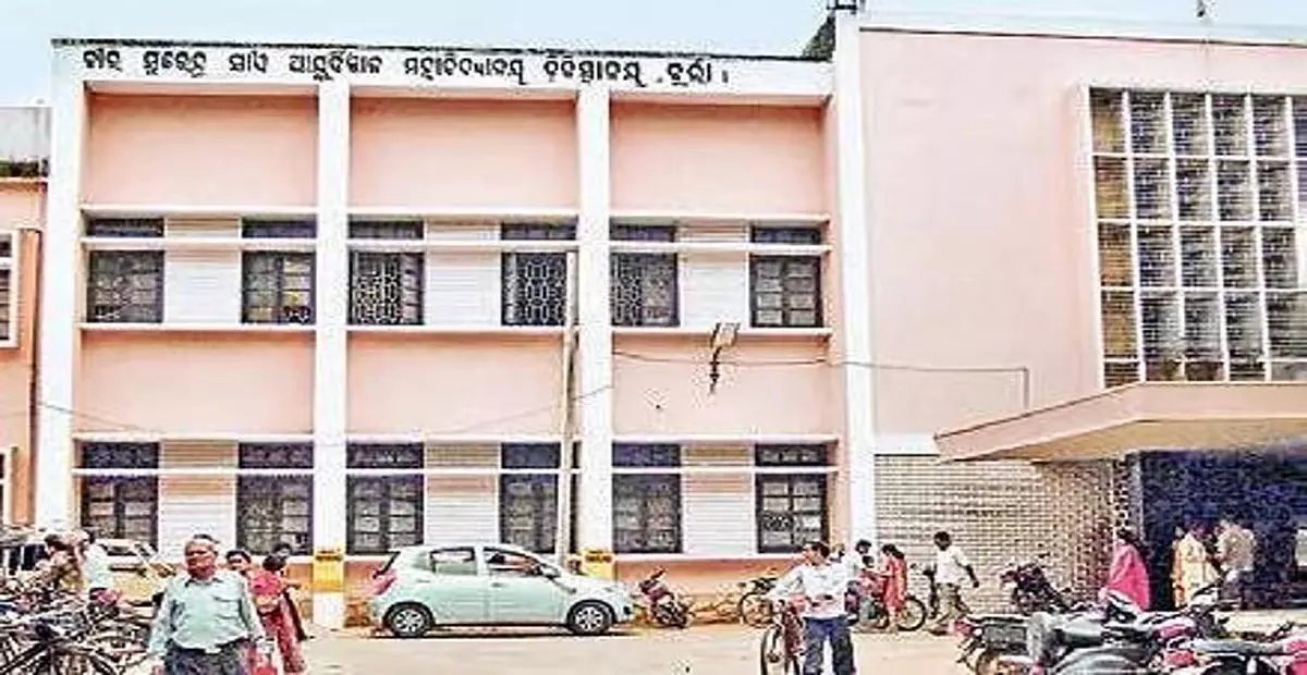 Odisha: ओडिशा के VIMSAR में फोन की फ्लैशलाइट के तहत कैंसर रोगियों का इलाज किया गया Odisha: ओडिशा के VIMSAR में फोन की फ्लैशलाइट के तहत कैंसर रोगियों का इलाज किया गया