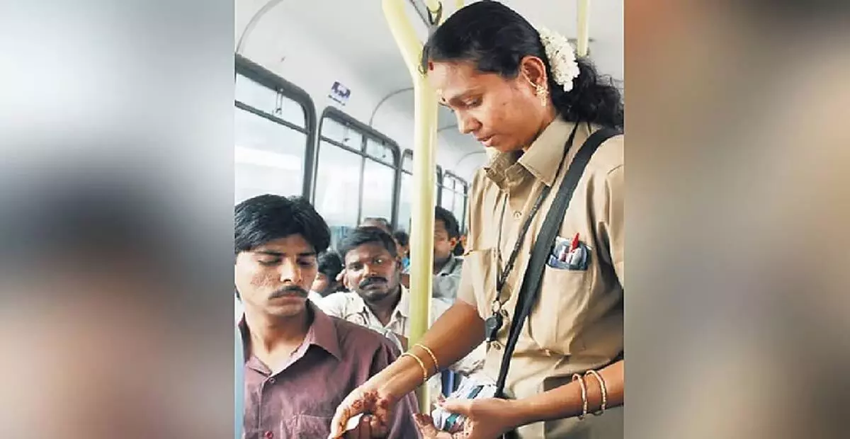 Tamil Nadu: तमिलनाडु ने महिला बस कंडक्टरों के लिए ऊंचाई की अनिवार्यता कम की