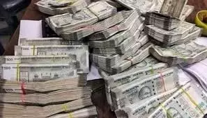 Rohtak: रेलवे स्टेशन पर युवक के बैग में मिले लाखों रुपये, गिनने में पुलिस को करनी पड़ी मशक्कत Rohtak: रेलवे स्टेशन पर युवक के बैग में मिले लाखों रुपये, गिनने में पुलिस को करनी पड़ी मशक्कत