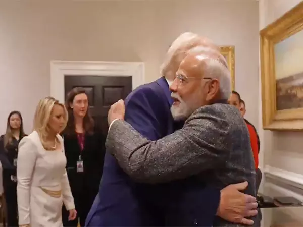Trump ने व्हाइट हाउस में पीएम मोदी का गले लगाकर स्वागत किया Trump ने व्हाइट हाउस में पीएम मोदी का गले लगाकर स्वागत किया