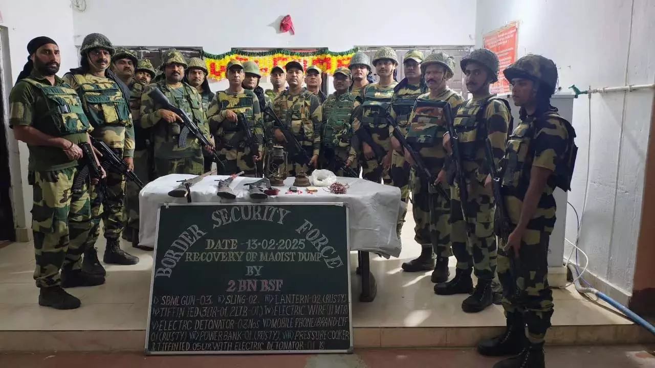 बीएसएफ ने ओडिशा में माओवादियों के कई गोला-बारूद के भंडार बरामद किए बीएसएफ ने ओडिशा में माओवादियों के कई गोला-बारूद के भंडार बरामद किए