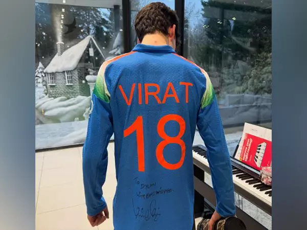 Virat Kohli ने केविन पीटरसन के बेटे को साइन की हुई जर्सी गिफ्ट की Virat Kohli ने केविन पीटरसन के बेटे को साइन की हुई जर्सी गिफ्ट की