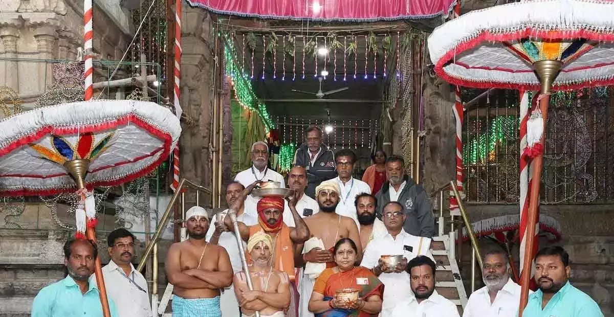 Andhra: कोइल अलवर ने श्रीनिवास मंगापुरम में प्रदर्शन किया Andhra: कोइल अलवर ने श्रीनिवास मंगापुरम में प्रदर्शन किया