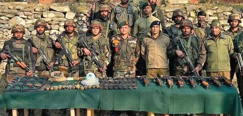 Jammu: सेना ने विभिन्न बारूदी सुरंगें बरामद कीं Jammu: सेना ने विभिन्न बारूदी सुरंगें बरामद कीं