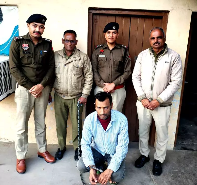 Haryana : रेवाड़ी पुलिस ने बेटी की हत्या और पत्नी, मां को घायल करने के आरोप Haryana : रेवाड़ी पुलिस ने बेटी की हत्या और पत्नी, मां को घायल करने के आरोप