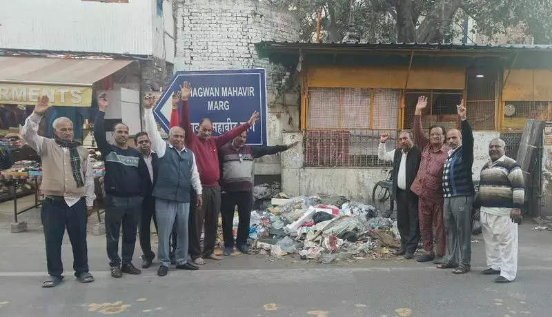 Haryana : पानीपत में नाराज दुकानदारों ने कूड़ा उठाने में देरी का विरोध किया Haryana : पानीपत में नाराज दुकानदारों ने कूड़ा उठाने में देरी का विरोध किया