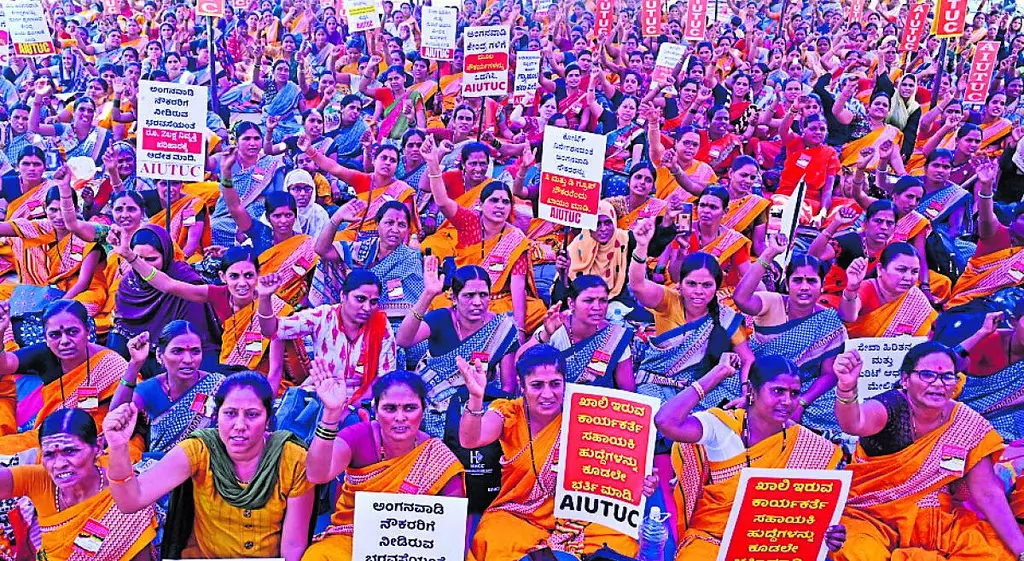 Karnataka: आंगनवाड़ी कार्यकर्ताओं और सहायिकाओं ने मानदेय वृद्धि की मांग को लेकर किया प्रदर्शन Karnataka: आंगनवाड़ी कार्यकर्ताओं और सहायिकाओं ने मानदेय वृद्धि की मांग को लेकर किया प्रदर्शन