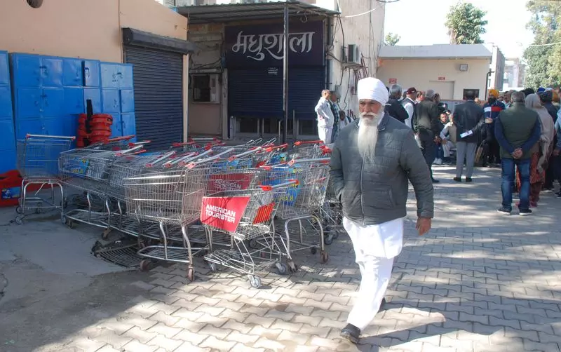 Haryana : करनाल कैंटीन के बैंक खाते फ्रीज होने पर पूर्व सैनिकों ने किया विरोध Haryana : करनाल कैंटीन के बैंक खाते फ्रीज होने पर पूर्व सैनिकों ने किया विरोध