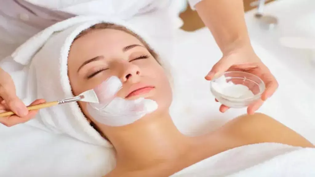 Homemade Face Packs: चेहरे पर तुरंत चमक के लिए आजमाएं ये होममेड फेस पैक Homemade Face Packs: चेहरे पर तुरंत चमक के लिए आजमाएं ये होममेड फेस पैक