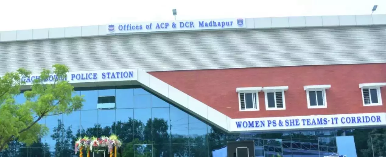 Telangana: गाचीबोवली में सेक्स व्यापार रैकेट का भंडाफोड़ Telangana: गाचीबोवली में सेक्स व्यापार रैकेट का भंडाफोड़