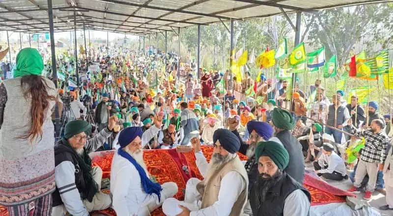 Punjab: महापंचायत में हजारों लोग शामिल, केंद्रीय टीम के साथ किसानों की बातचीत आज Punjab: महापंचायत में हजारों लोग शामिल, केंद्रीय टीम के साथ किसानों की बातचीत आज