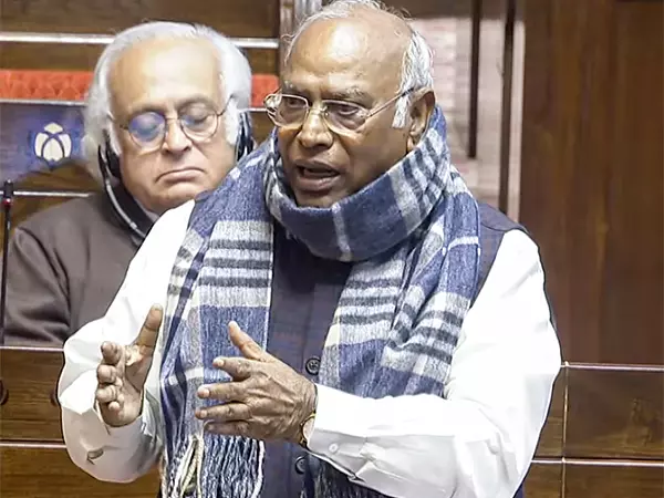 राज्य में राष्ट्रपति शासन लागू होने के बाद खड़गे ने PM Modi पर कटाक्ष किया राज्य में राष्ट्रपति शासन लागू होने के बाद खड़गे ने PM Modi पर कटाक्ष किया