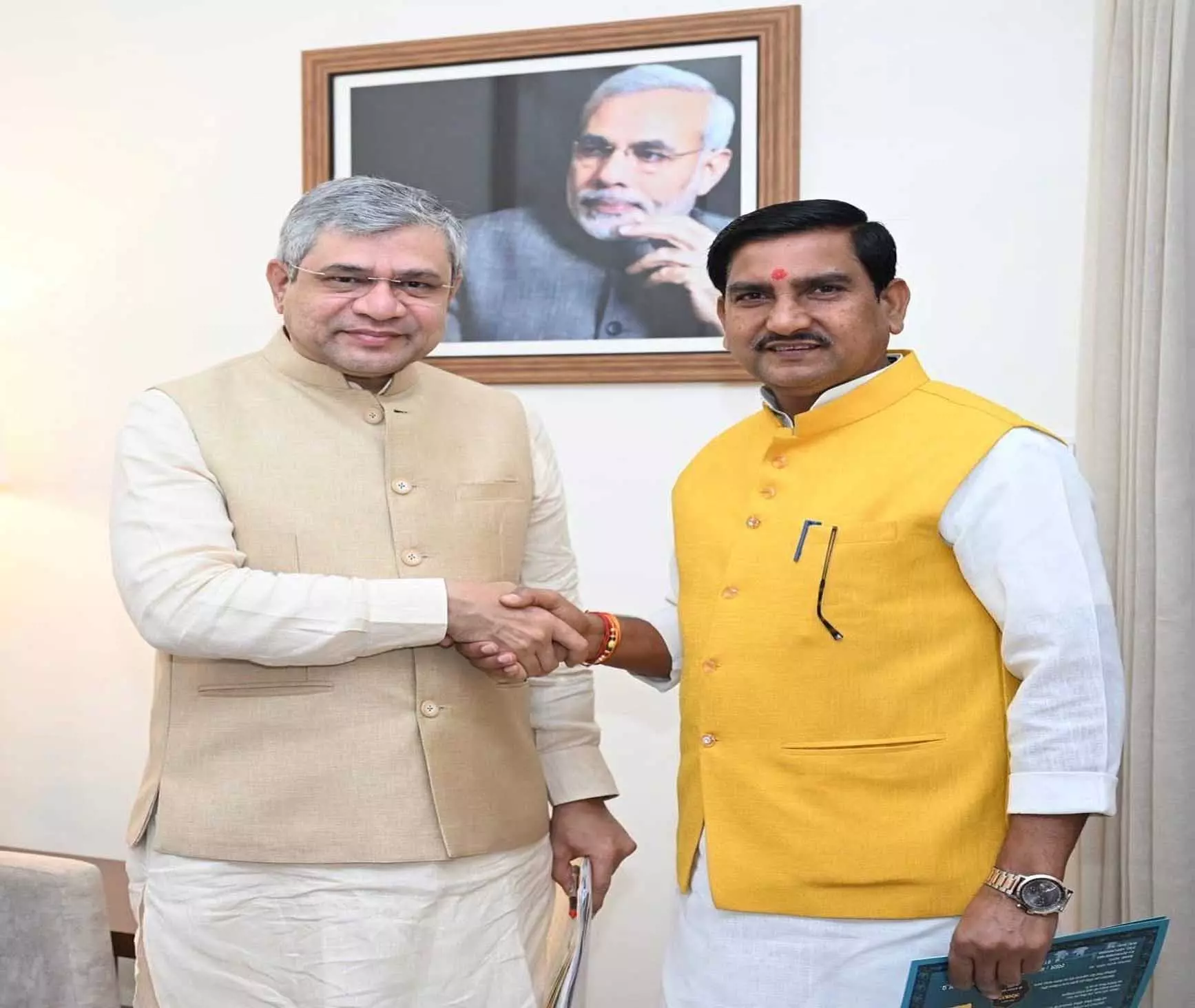 केंद्रीय राज्यमंत्री तोखन साहू ने केंद्रीय रेलवे मंत्री अश्विनी वैष्णव से की सौजन्य भेंट केंद्रीय राज्यमंत्री तोखन साहू ने केंद्रीय रेलवे मंत्री अश्विनी वैष्णव से की सौजन्य भेंट