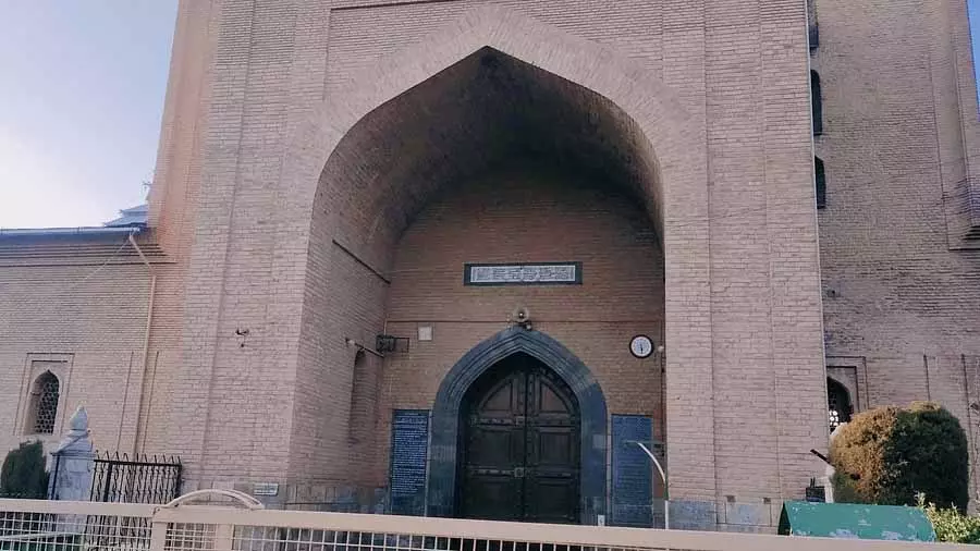 Kashmir में शब-ए-बारात मनाई गई, जामा मस्जिद में रात की नमाज़ नहीं हुई Kashmir में शब-ए-बारात मनाई गई, जामा मस्जिद में रात की नमाज़ नहीं हुई