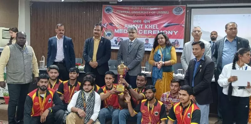 Jammu: मुख्य सचिव ने केंद्रीय विश्वविद्यालय खेल प्रतियोगिता के विजेताओं को पदक प्रदान किए Jammu: मुख्य सचिव ने केंद्रीय विश्वविद्यालय खेल प्रतियोगिता के विजेताओं को पदक प्रदान किए