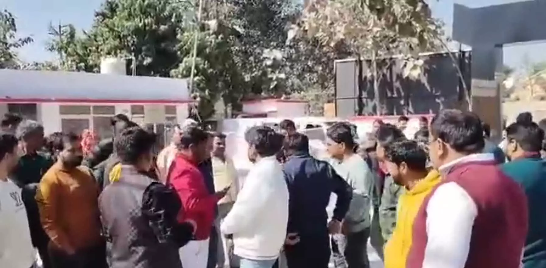 एंटी करप्शन टीम का बड़ा एक्शन, लेखपाल को रंगे हाथ रिश्वत लेते पकड़ा, साथी भड़के एंटी करप्शन टीम का बड़ा एक्शन, लेखपाल को रंगे हाथ रिश्वत लेते पकड़ा, साथी भड़के