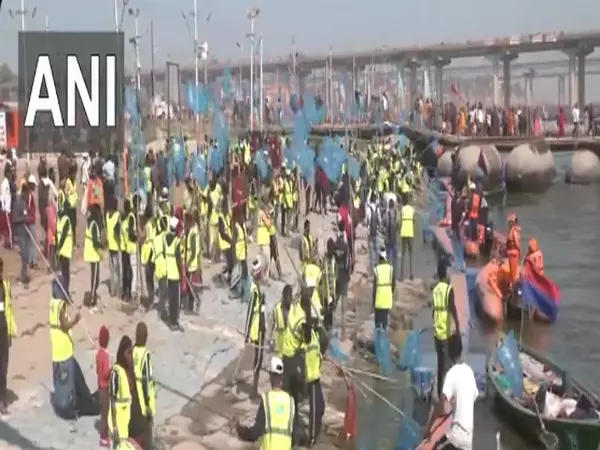 MahaKumbh Mela में सफाई कर्मियों ने त्रिवेणी संगम के घाटों की सफाई की MahaKumbh Mela में सफाई कर्मियों ने त्रिवेणी संगम के घाटों की सफाई की