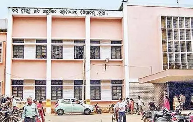 ओडिशा के VIMSAR में फोन की फ्लैशलाइट के तहत कैंसर रोगियों का इलाज किया ओडिशा के VIMSAR में फोन की फ्लैशलाइट के तहत कैंसर रोगियों का इलाज किया