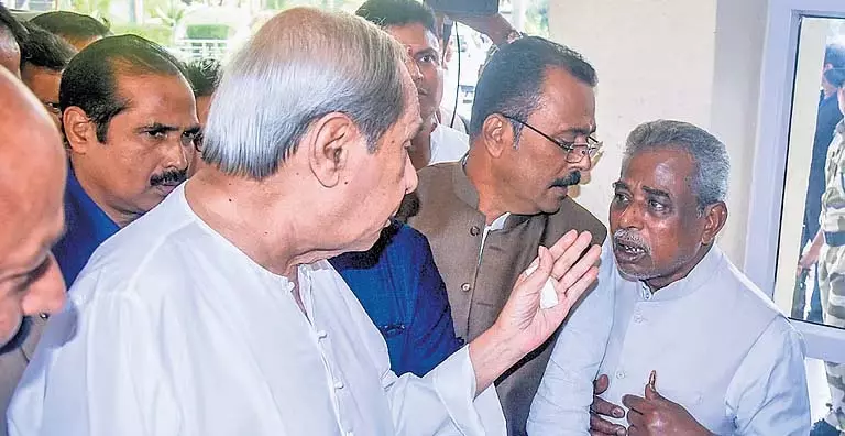 BJD प्रमुख नवीन पटनायक ने विधायक दल की बैठक में शामिल न होने पर विधायक की खिंचाई की BJD प्रमुख नवीन पटनायक ने विधायक दल की बैठक में शामिल न होने पर विधायक की खिंचाई की