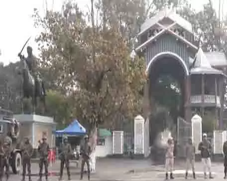Manipur में राष्ट्रपति शासन के बाद इंफाल में सुरक्षा कड़ी कर दी गई Manipur में राष्ट्रपति शासन के बाद इंफाल में सुरक्षा कड़ी कर दी गई