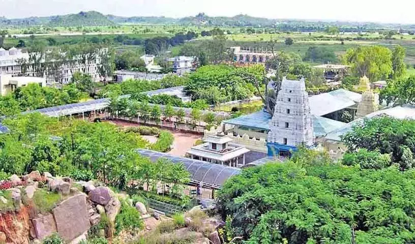 Vasant Panchami के कारण बसर मंदिर की आय थोड़ी बढ़ गई Vasant Panchami के कारण बसर मंदिर की आय थोड़ी बढ़ गई