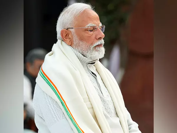 PM Modi ने पुलवामा के जवानों को दी श्रद्धांजलि PM Modi ने पुलवामा के जवानों को दी श्रद्धांजलि