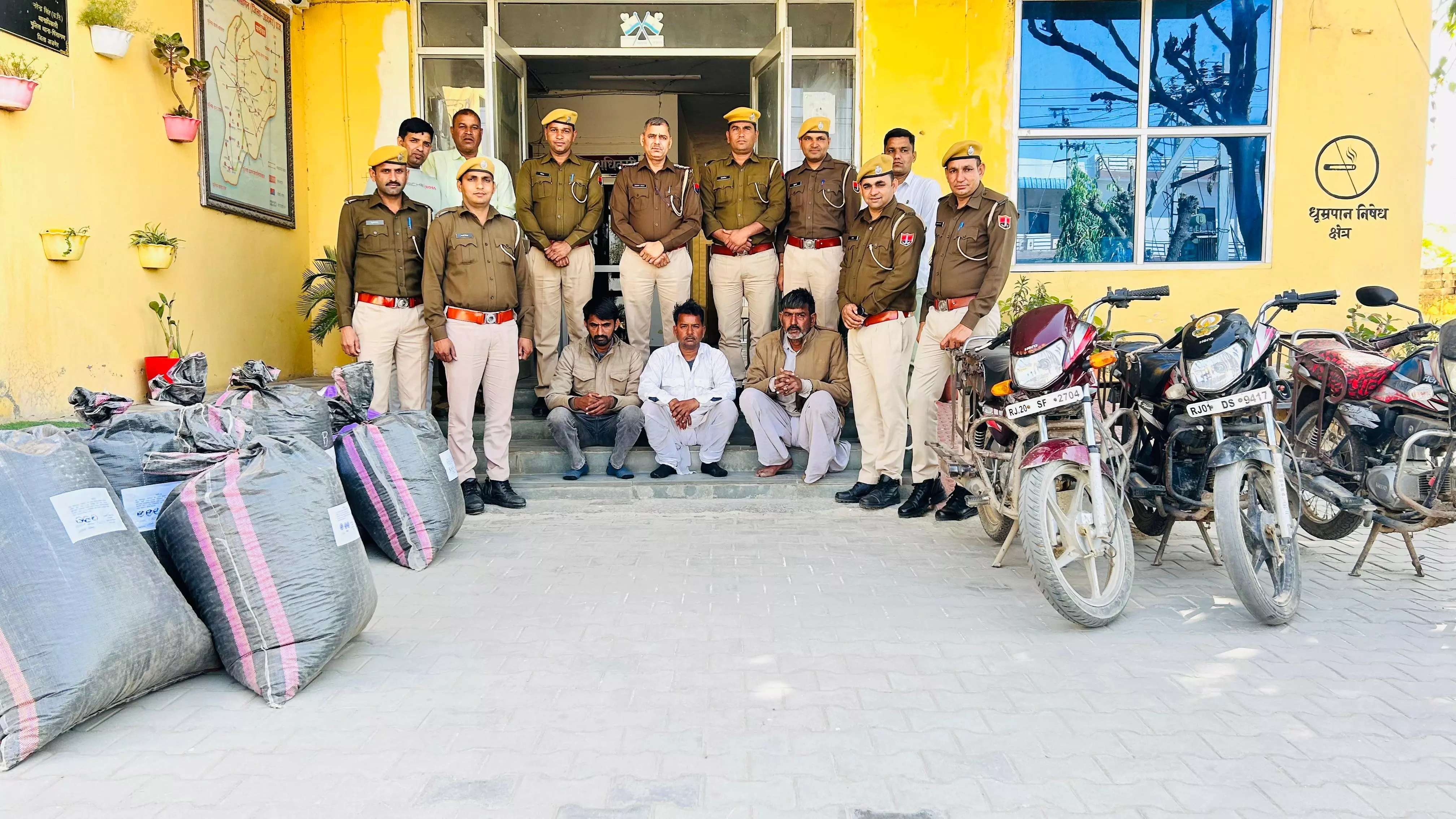 Ajmer: पुलिस ने 114 किलो डोडा पोस्त के साथ 3 आरोपी को गिरफ्तार किया Ajmer: पुलिस ने 114 किलो डोडा पोस्त के साथ 3 आरोपी को गिरफ्तार किया