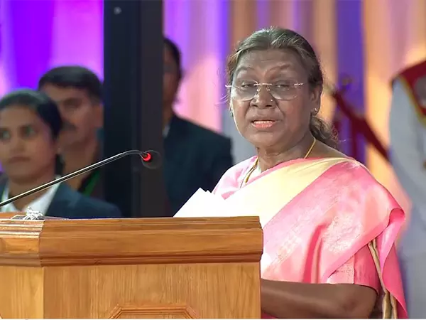 राष्ट्रपति मुर्मू ने Bengaluru में अंतर्राष्ट्रीय महिला सम्मेलन में भाग लिया राष्ट्रपति मुर्मू ने Bengaluru में अंतर्राष्ट्रीय महिला सम्मेलन में भाग लिया