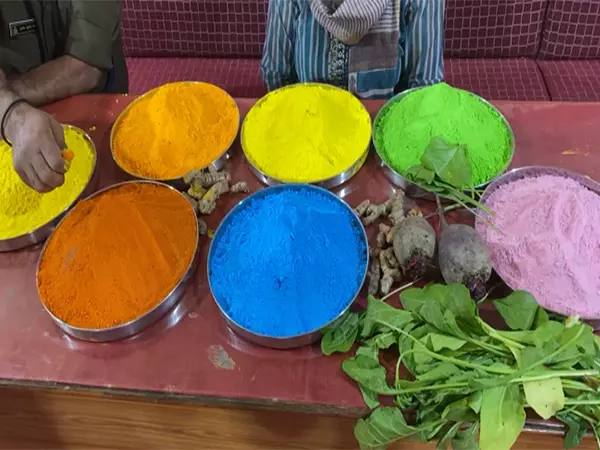 Indore जेल के कैदियों ने होली के लिए बनाए पर्यावरण अनुकूल हर्बल रंग Indore जेल के कैदियों ने होली के लिए बनाए पर्यावरण अनुकूल हर्बल रंग