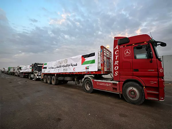 यूएई ने Gaza में 10 सहायता काफिले पहुंचाए यूएई ने Gaza में 10 सहायता काफिले पहुंचाए