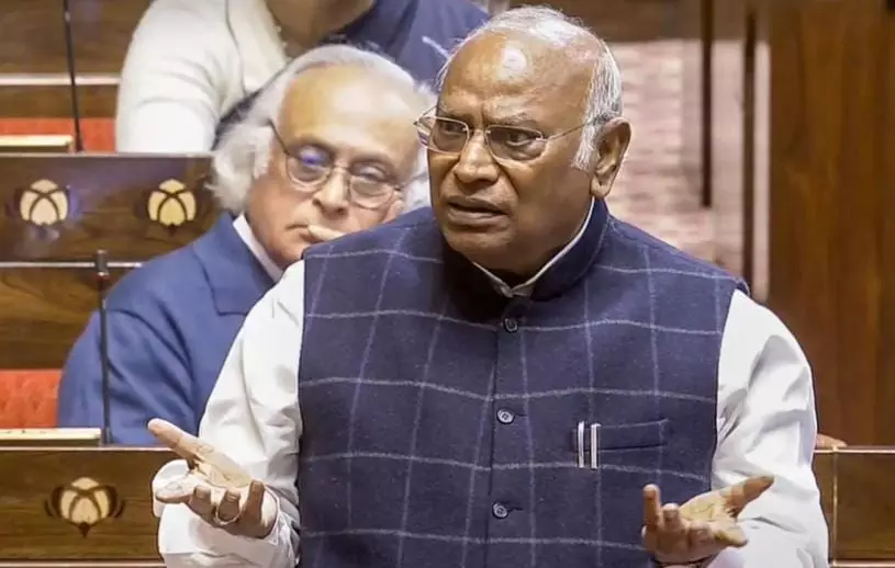 Manipur: खड़गे ने राष्ट्रपति शासन को लेकर मोदी की आलोचना की Manipur: खड़गे ने राष्ट्रपति शासन को लेकर मोदी की आलोचना की