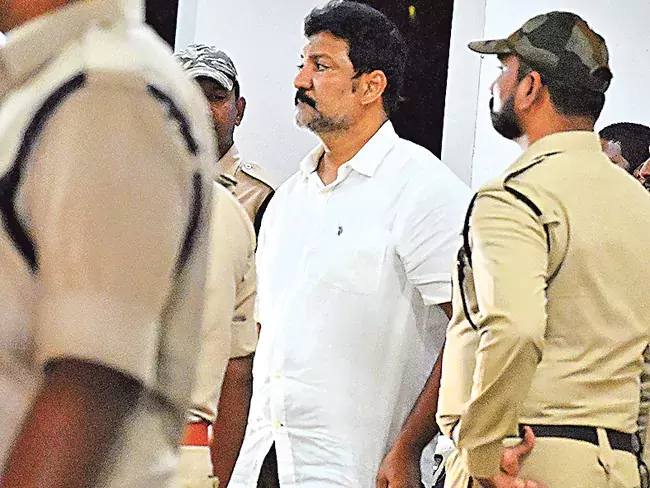 Vallabhaneni Vamsi : अराजक वामसी के लिए अर्दंड Vallabhaneni Vamsi : अराजक वामसी के लिए अर्दंड