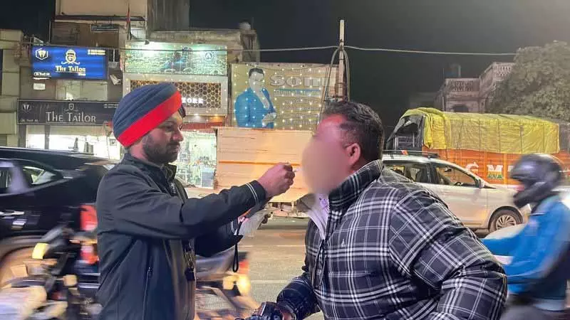 Jalandhar: शराब पीकर वाहन चलाने वालों पर शिकंजा कसते हुए रात के समय 33 चालान काटे Jalandhar: शराब पीकर वाहन चलाने वालों पर शिकंजा कसते हुए रात के समय 33 चालान काटे