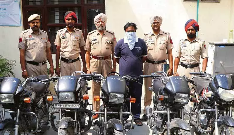 Jalandhar: बिना नंबर प्लेट की बाइक चलाने वाले अपराधी पुलिस के लिए चुनौती बने Jalandhar: बिना नंबर प्लेट की बाइक चलाने वाले अपराधी पुलिस के लिए चुनौती बने