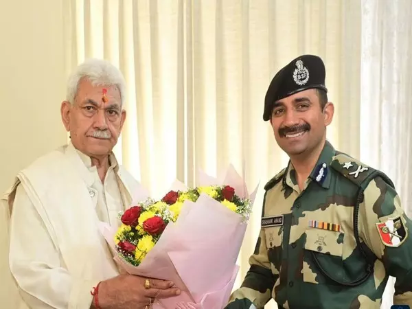 IG BSF जम्मू फ्रंटियर ने जम्मू-कश्मीर एलजी से मुलाकात की IG BSF जम्मू फ्रंटियर ने जम्मू-कश्मीर एलजी से मुलाकात की