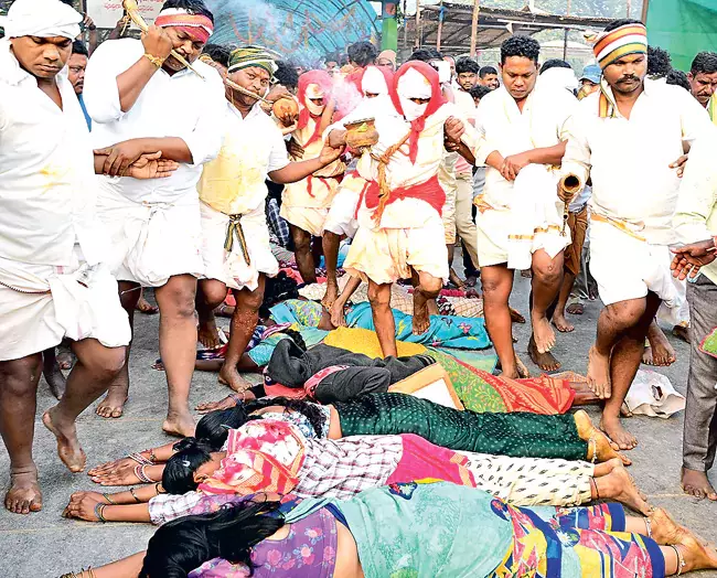 Telangana: बड़ी संख्या में भक्त देवी-देवताओं की पूजा करने के लिए एकत्र हुए Telangana: बड़ी संख्या में भक्त देवी-देवताओं की पूजा करने के लिए एकत्र हुए