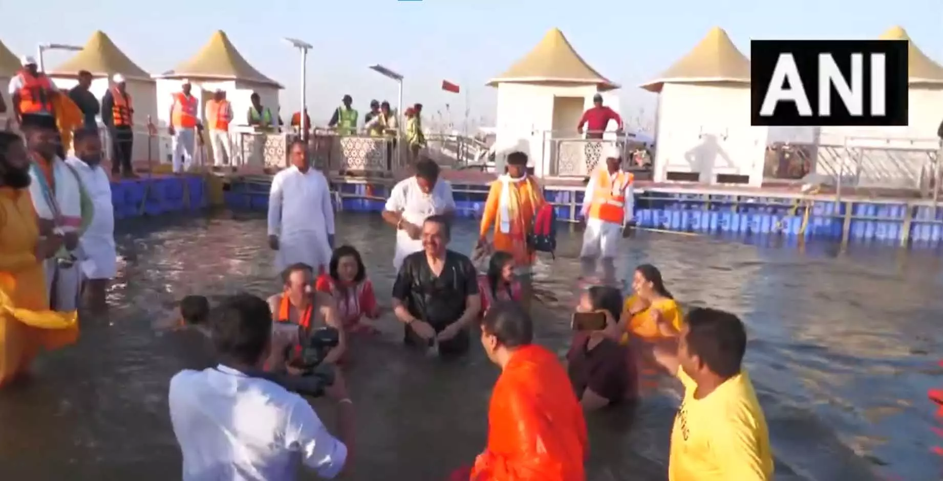 मुख्यमंत्री देवेंद्र फडणवीस ने महाकुंभ में किया स्नान मुख्यमंत्री देवेंद्र फडणवीस ने महाकुंभ में किया स्नान