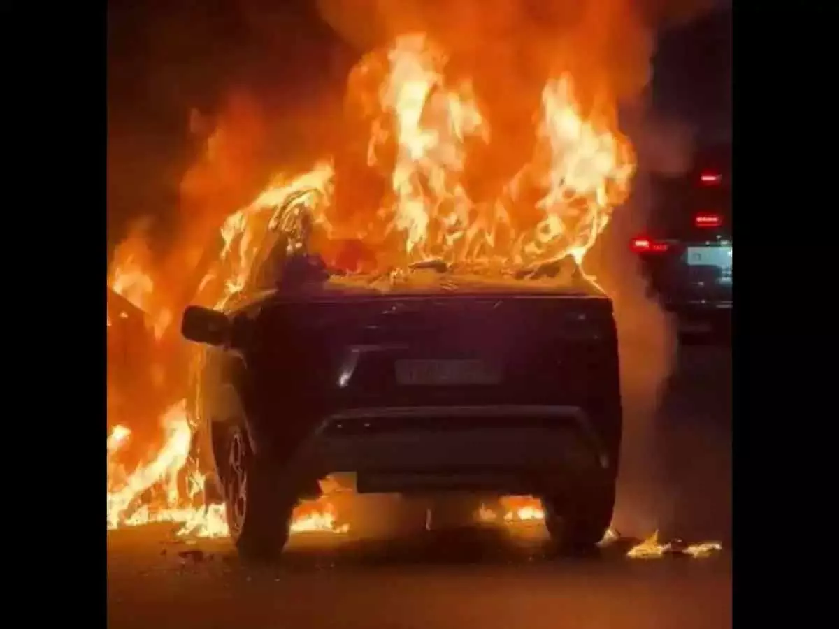 Hyderabad में चलती कार में लगी आग, भीषण ट्रैफिक जाम Hyderabad में चलती कार में लगी आग, भीषण ट्रैफिक जाम