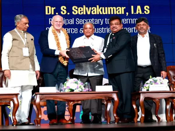 कर्नाटक राष्ट्रीय स्तर पर नहीं, बल्कि वैश्विक स्तर पर निवेश के लिए प्रतिस्पर्धा कर रहा: DK Shivakumar कर्नाटक राष्ट्रीय स्तर पर नहीं, बल्कि वैश्विक स्तर पर निवेश के लिए प्रतिस्पर्धा कर रहा: DK Shivakumar